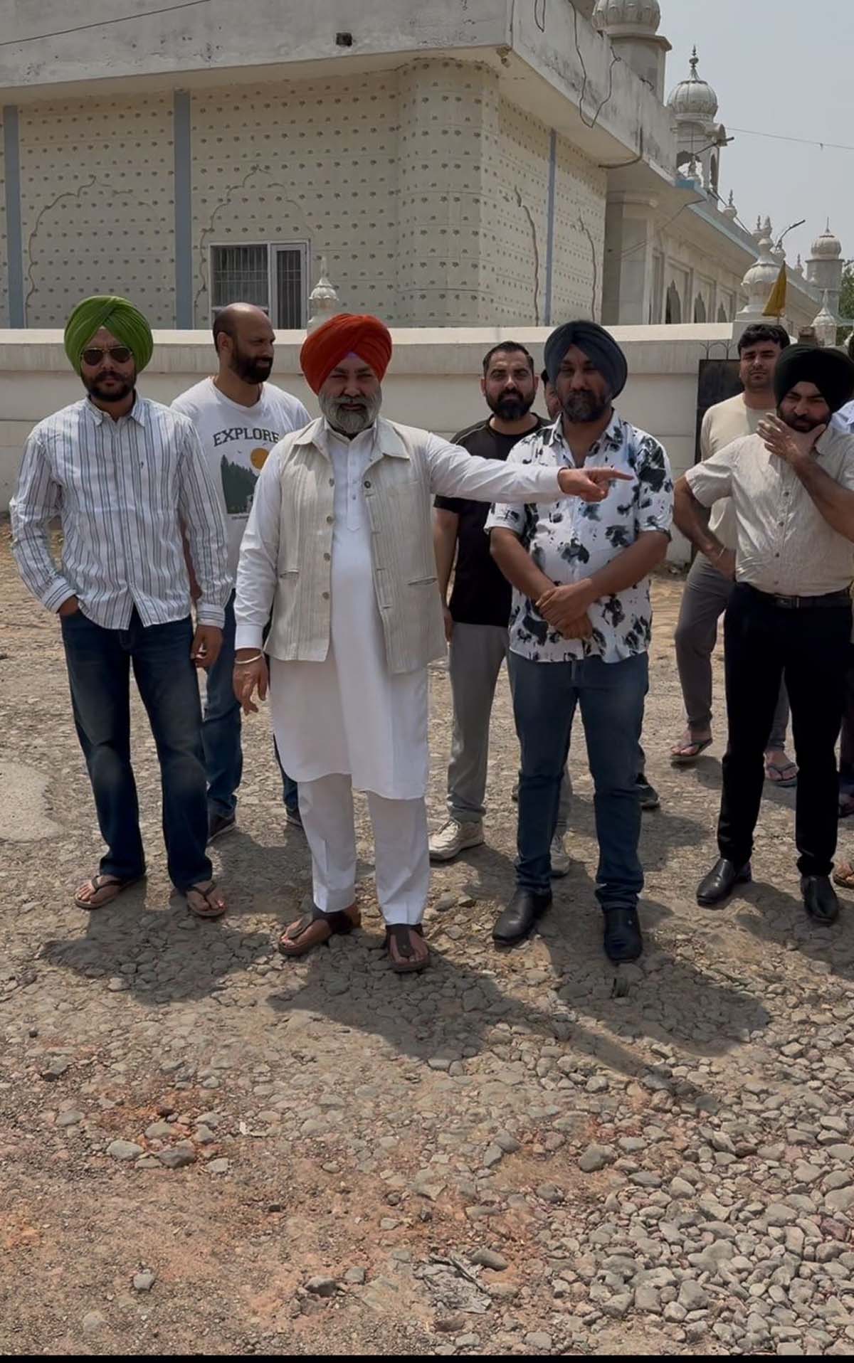 The condition of the road from Mohali to Chappar Chidi is bad, people showed the Deputy Mayor a chance.